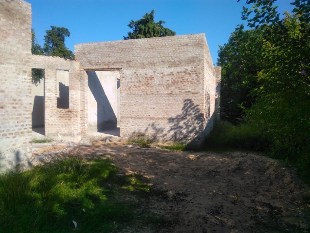 La obra del centro educativo de azcuénaga paralizada y en estado de abandono 6