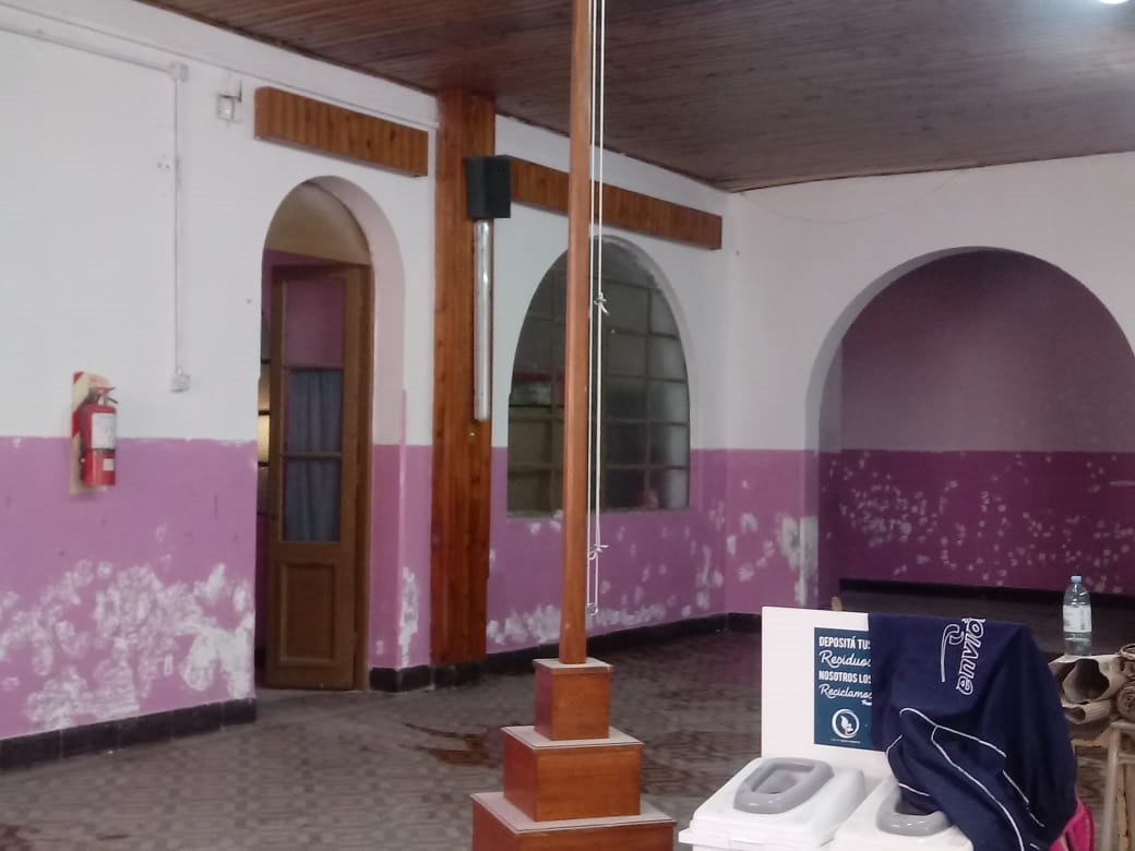 Una nueva escuela es refaccionada por vecinos