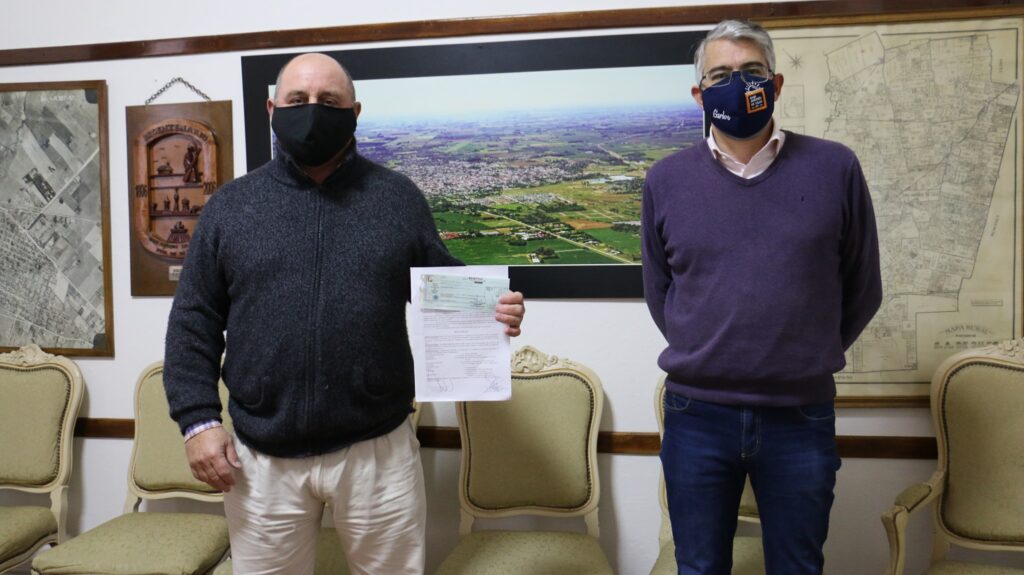 Puglelli junto al presidente de Bomberos, Diego Gaynor.