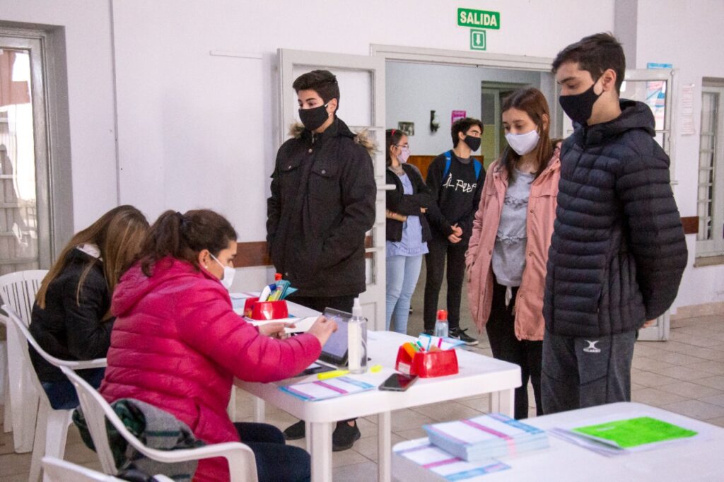 Vacunación en Giles: 180 jóvenes ya pusieron el hombro 1 El club colegiales se llenó de jóvenes que recibieron la primera dosis de la vacuna moderna, autorizada para este grupo etario