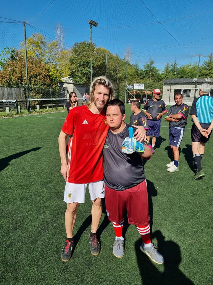 Fútbol inclusivo: Gastón Machín y Pontiroli jugaron un partido con ADEA 2 Fútbol inclusivo: gastón machín y pontiroli jugaron un partido con adea 1