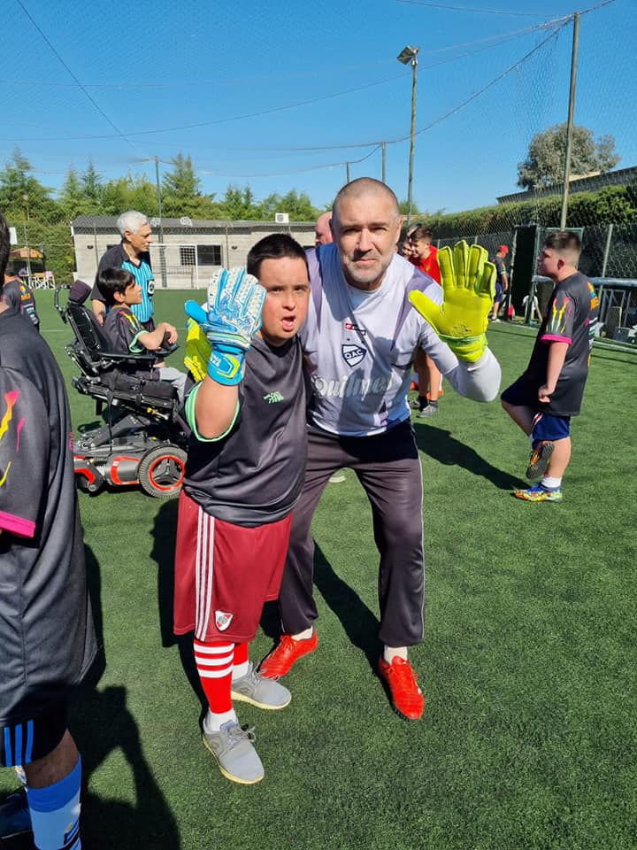 Fútbol inclusivo: Gastón Machín y Pontiroli jugaron un partido con ADEA 3 Fútbol inclusivo: gastón machín y pontiroli jugaron un partido con adea 2