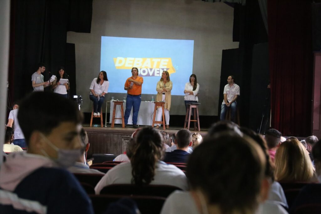 Propuestas, cruces y chicanas en el #debatejoven