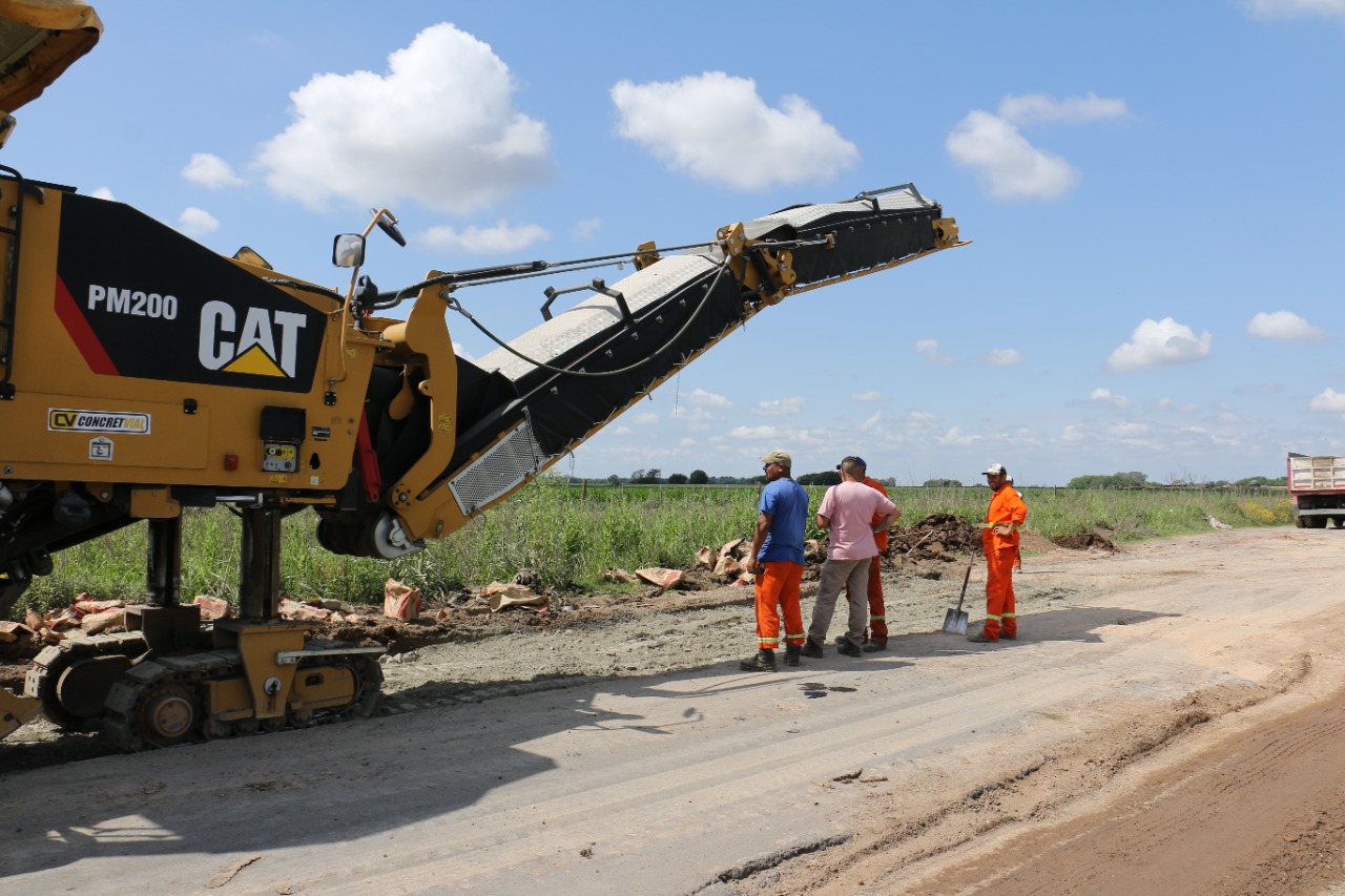 Empezó el bacheo del camino giles - azcuénaga - solís