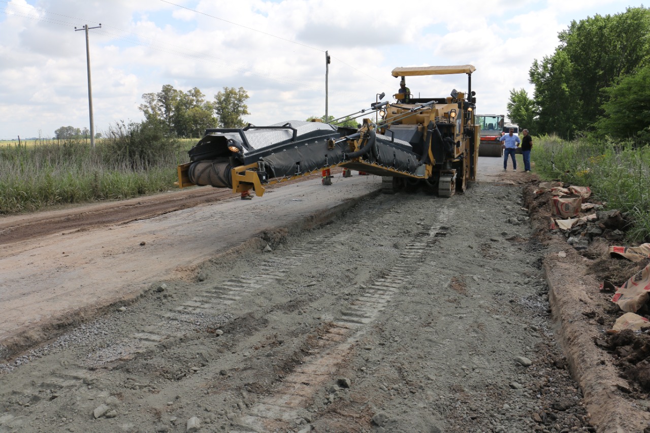 Empezó el bacheo del camino giles - azcuénaga - solís 6