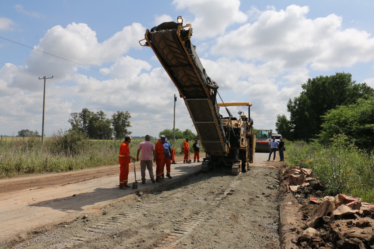 Empezó el bacheo del camino giles - azcuénaga - solís 7