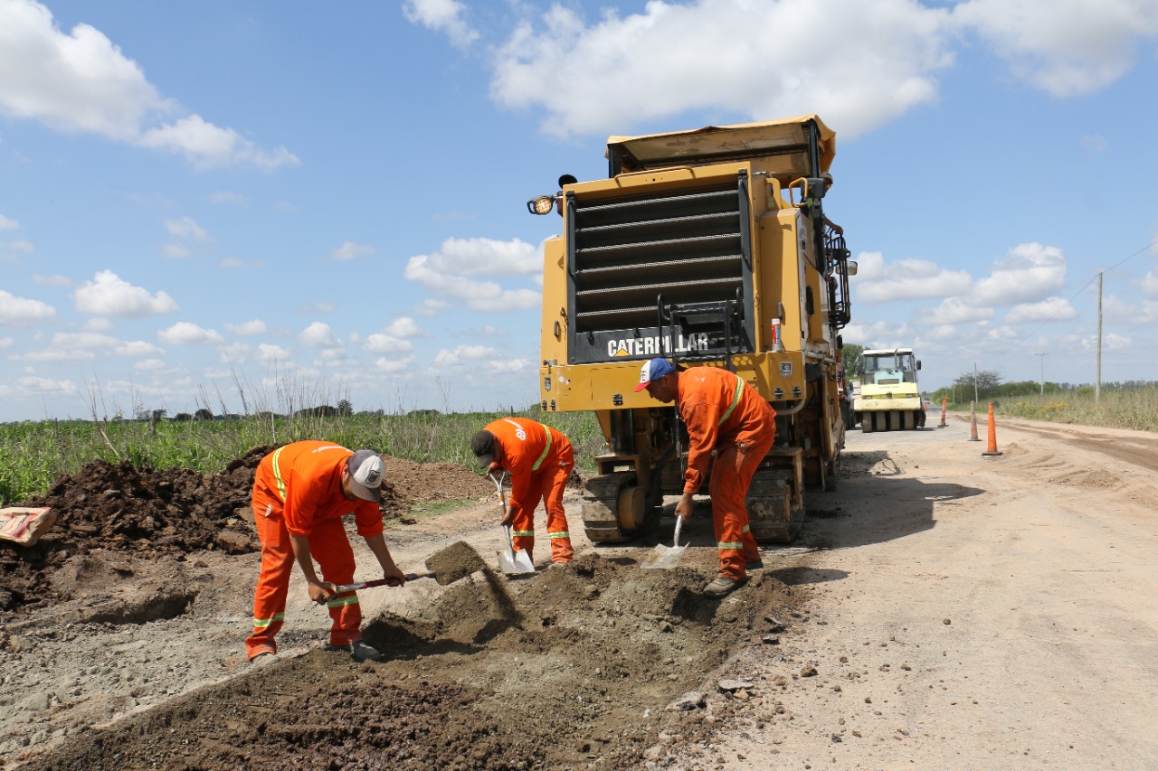 Empezó el bacheo del camino giles - azcuénaga - solís 3