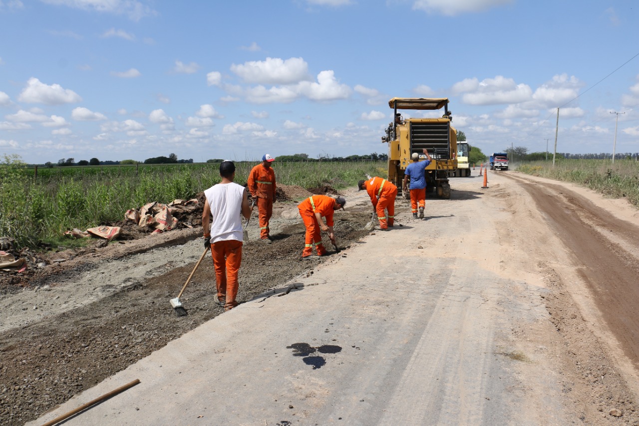 Empezó el bacheo del camino giles - azcuénaga - solís 2