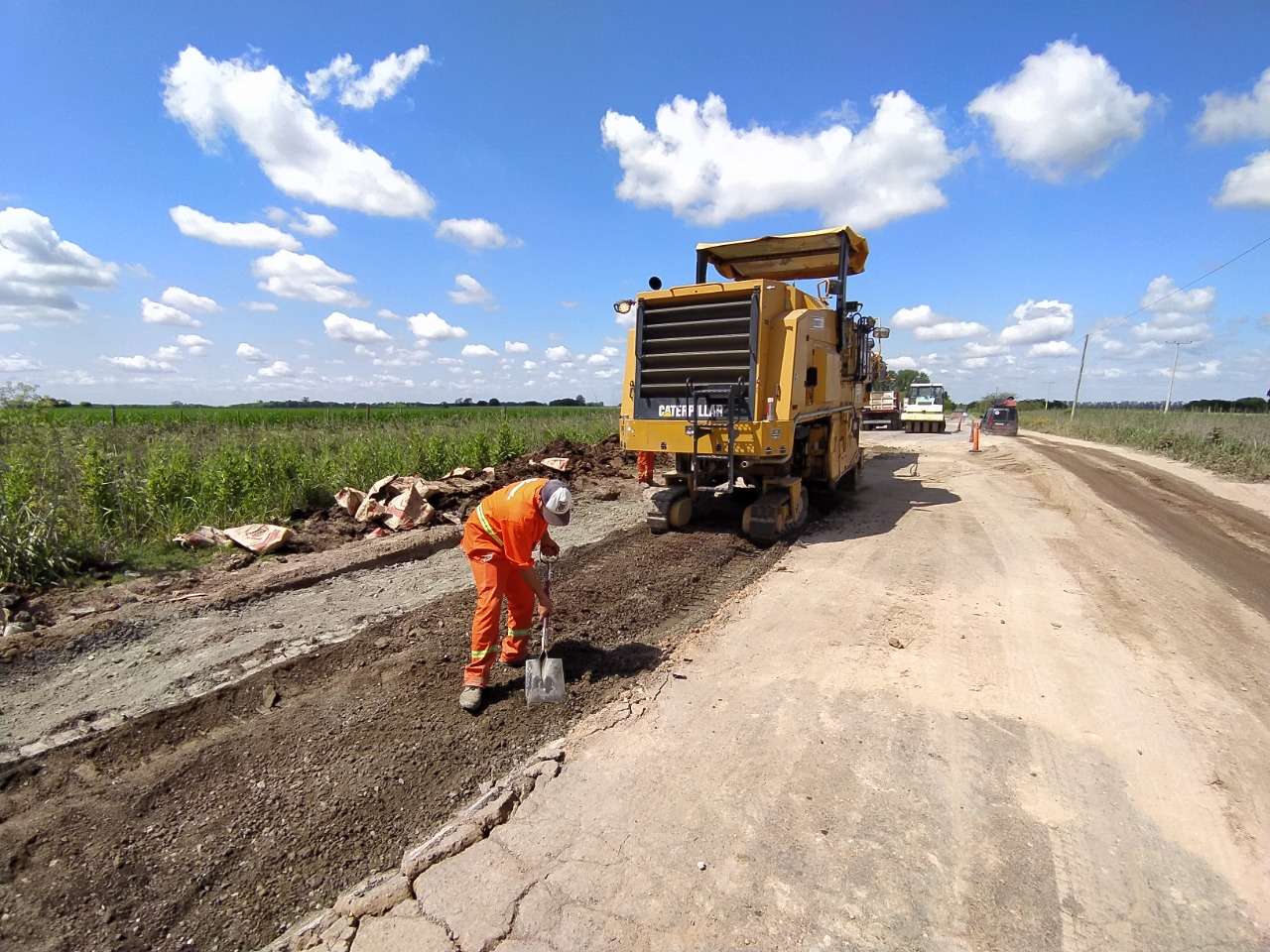 Empezó el bacheo del camino giles - azcuénaga - solís 1