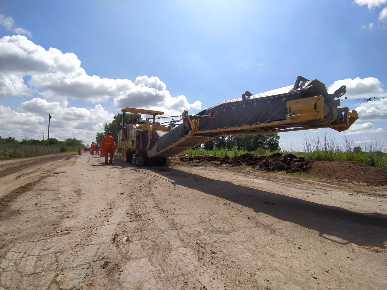 Empezó el bacheo del camino giles - azcuénaga - solís 8