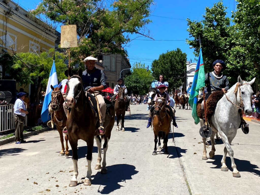 Volvió el clásico desfile del 30 de noviembre