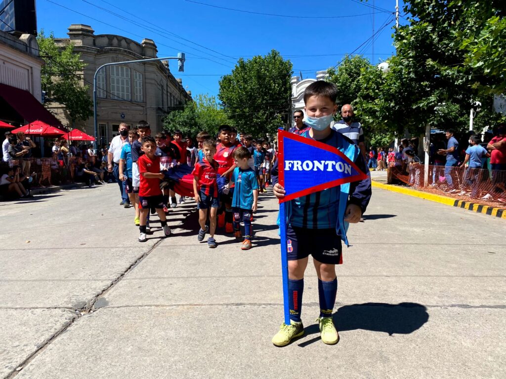 Volvió el clásico desfile del 30 de noviembre 2