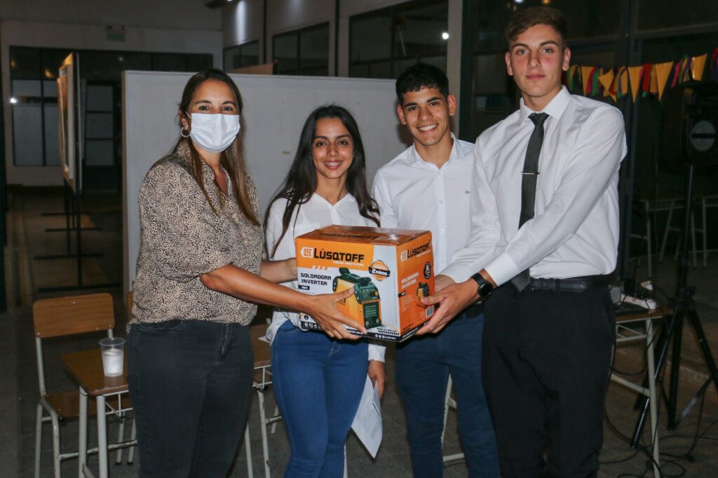 Donaron tres bancos inclusivos para despedirse del secundario