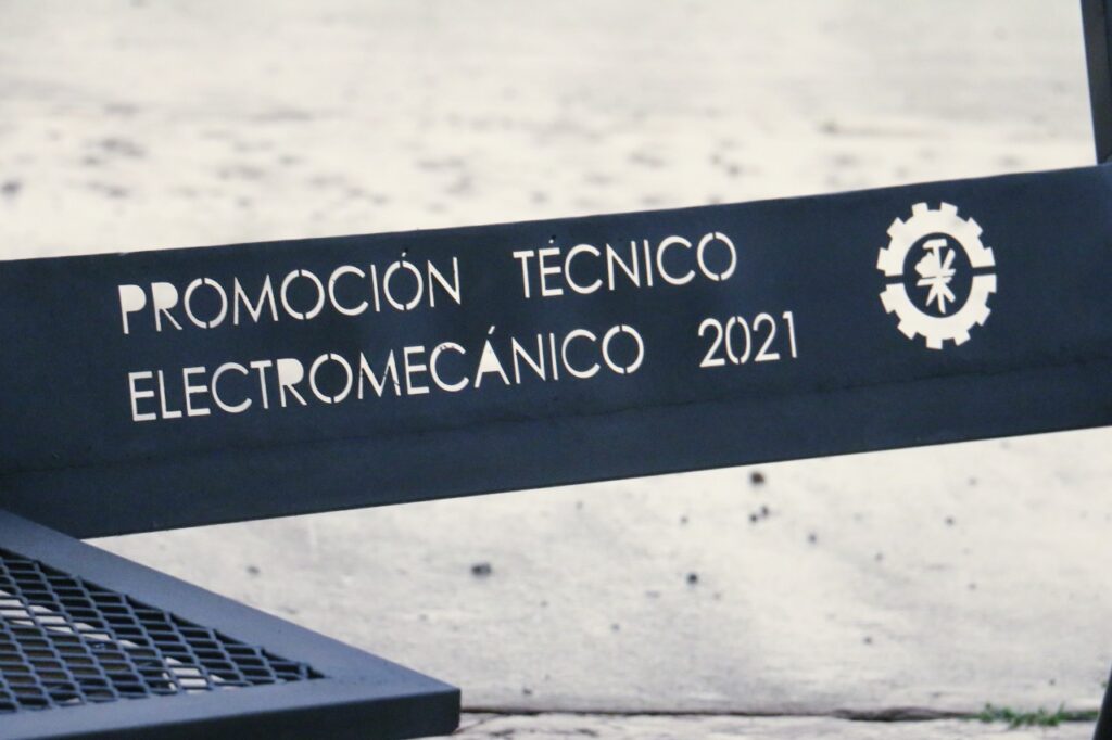 Donaron tres bancos inclusivos para despedirse del secundario 1