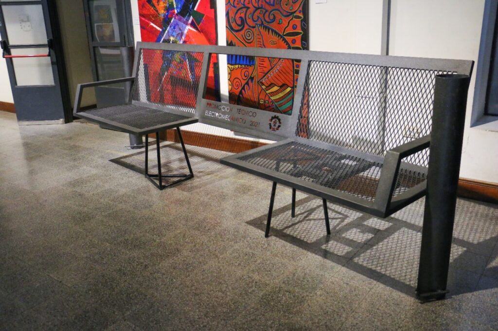 Donaron tres bancos inclusivos para despedirse del secundario 2