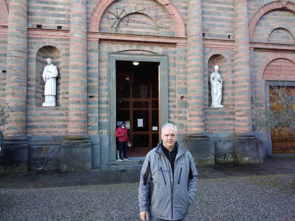 Daniel falabella visitó su cuadro en una iglesia italiana 2