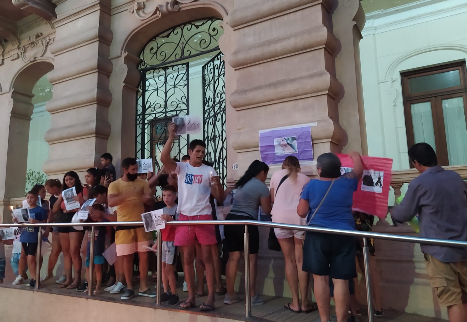 Cientos de vecinos marcharon para exigir justicia por Cintia 3 Cientos de vecinos marcharon para exigir justicia por cintia 2