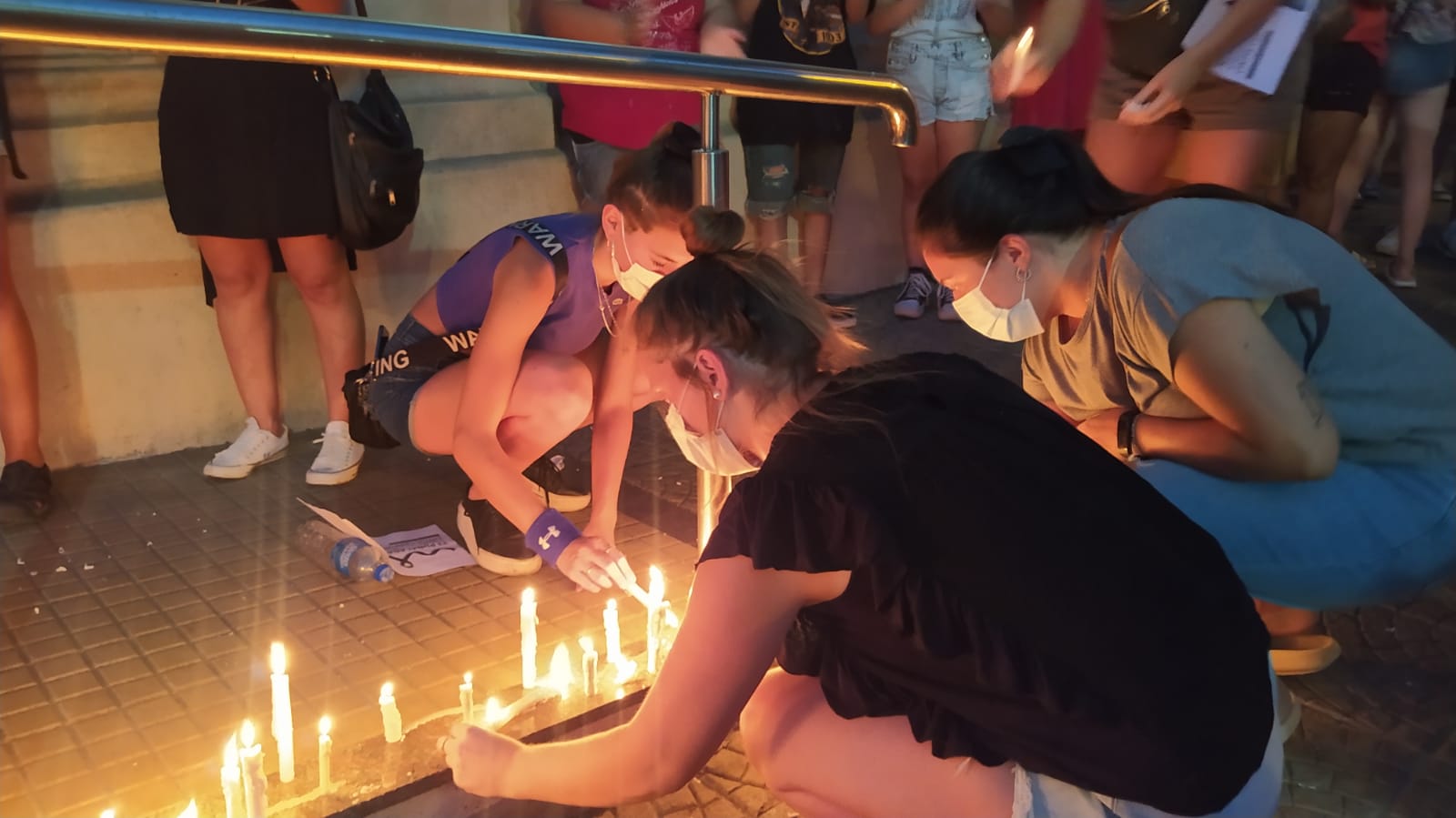 Cientos de vecinos marcharon para exigir justicia por Cintia 5 Cientos de vecinos marcharon para exigir justicia por cintia 4