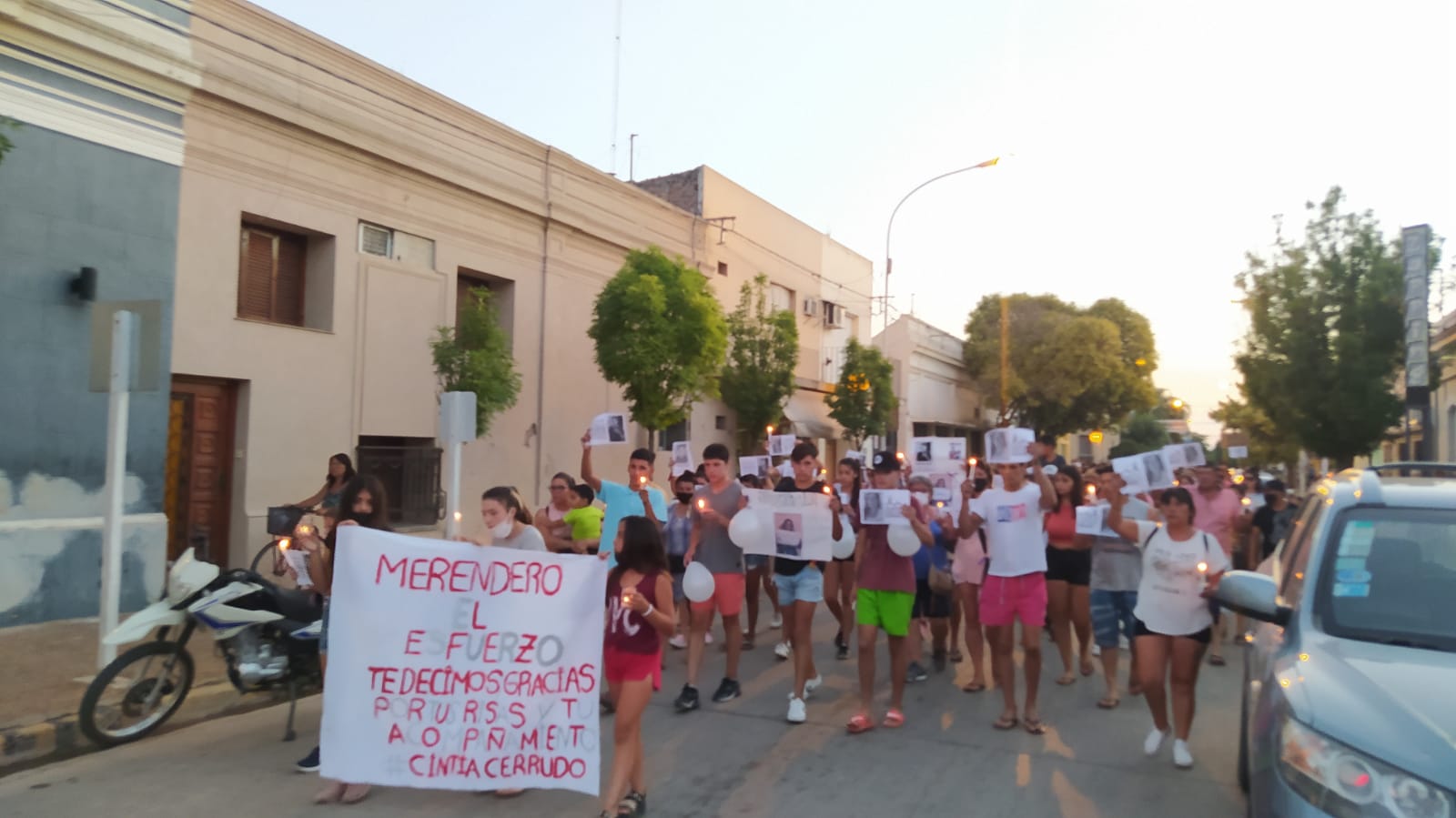 Cientos de vecinos marcharon para exigir justicia por Cintia 2 Cientos de vecinos marcharon para exigir justicia por cintia 1