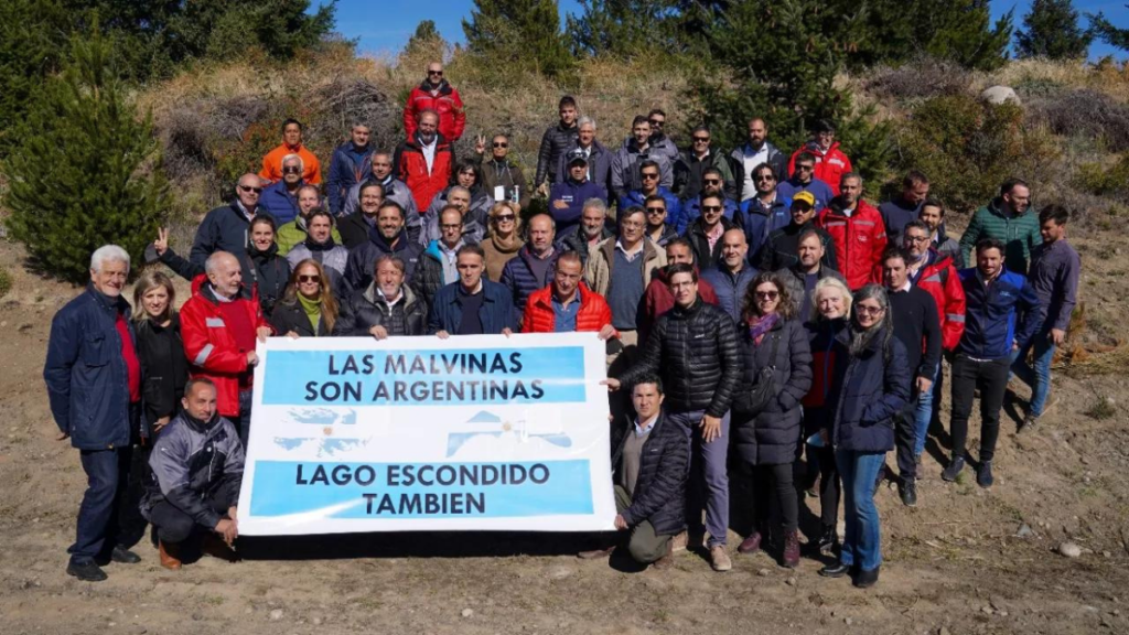 Encuentro de veteranos de Malvinas y trabajadores de Vialidad Nacional, entre ellos el Administrador General Gustavo Arrieta.