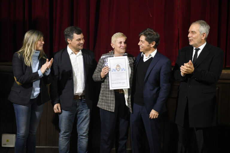 Edith Pacheco, empleada municipal en el Juzgado de Faltas, 15 años esperando la escritura que recibió hoy