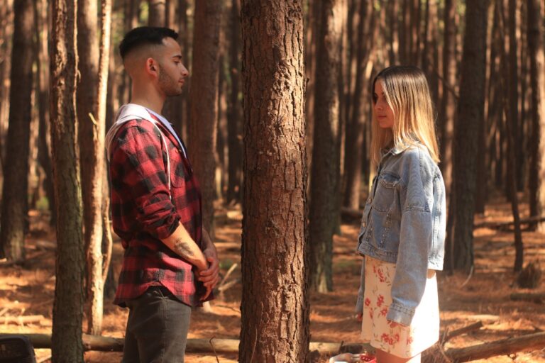 Ángel Calabro junto a Camila Brovia, la actriz de su video.