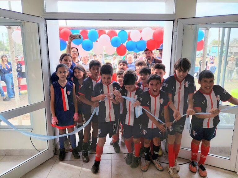 Los pequeños del Club Trocha de Mercedes celebran la inauguración del nuevo SUM