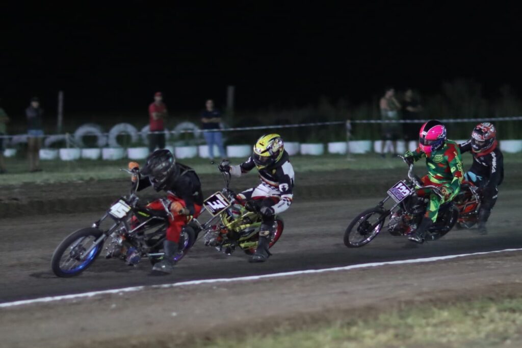 Motos: volvió el nocturno con casi 200 pilotos en acción  2