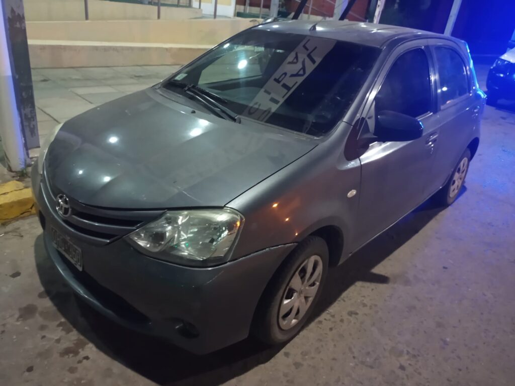 El Toyota Ethios con pedido de secuestro en Lanús que fue detenido en Giles.