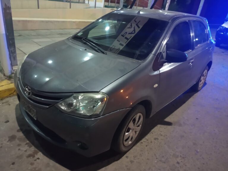 El Toyota Ethios con pedido de secuestro en Lanús que fue detenido en Giles.