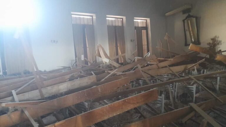 Así amaneció hoy el salón de actos municipal