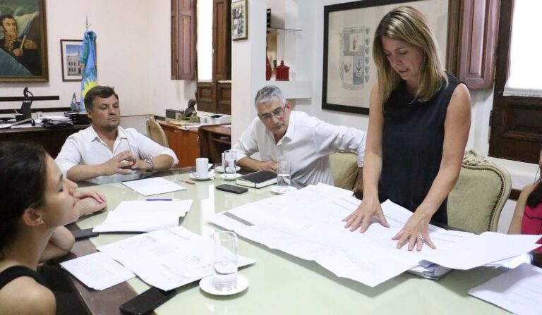 De pie, la arquitecta municipal Geraldine Badaroux durante la firma del convenio con Nación para construir 70 viviendas con ProCreAr II