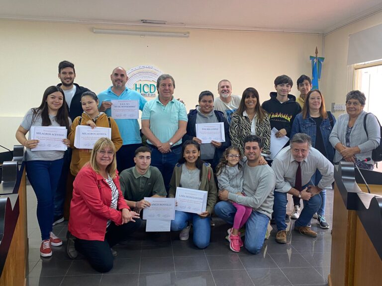 Alumnos de la Secundaria N° 1 recibiendo su reconocimiento del HCD junto a concejales y docentes