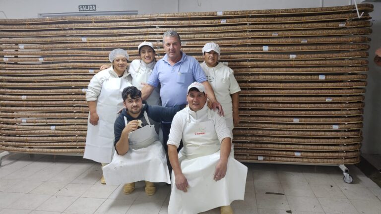 Colo Meretta y su equipo de trabajo. Esta semana trabajaron sin descanso para terminar el salame que promete romper todos los récords
