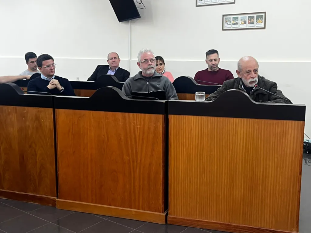 El Honorable Concejo Deliberante reconoció a Héctor Horacio Burgos 1 El honorable concejo deliberante reconoció a héctor horacio burgos