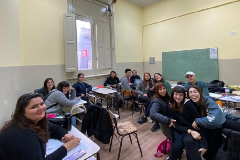 Los alumnos de 6to Comunicación junto a su docente Sofía Stupiello