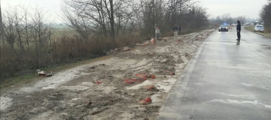 Por evitar un accidente, perdió la carga del acoplado