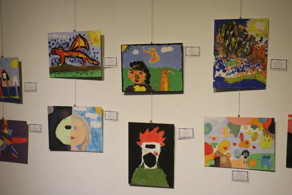 Se reconocieron a niños y jóvenes que participaron del Salón de Arte Infantil Juvenil “Gustavo Chertudi” 2 Se reconocieron a niños y jóvenes que participaron del salón de arte infantil juvenil “gustavo chertudi” 1