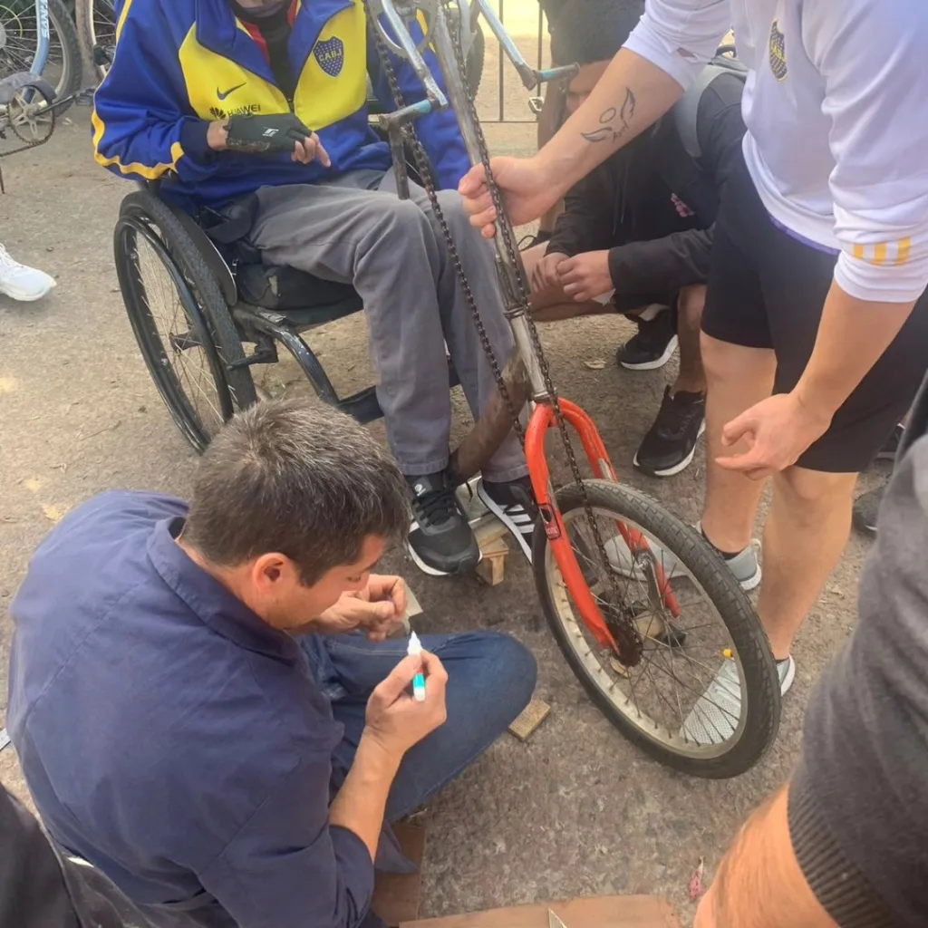 Alumnos de la técnica fabricaron una bicicleta adaptada para un vecino
