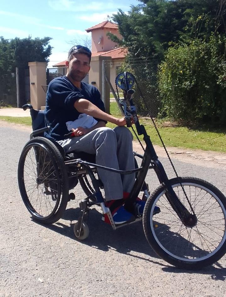 Alumnos de la técnica fabricaron una bicicleta adaptada para un vecino 1