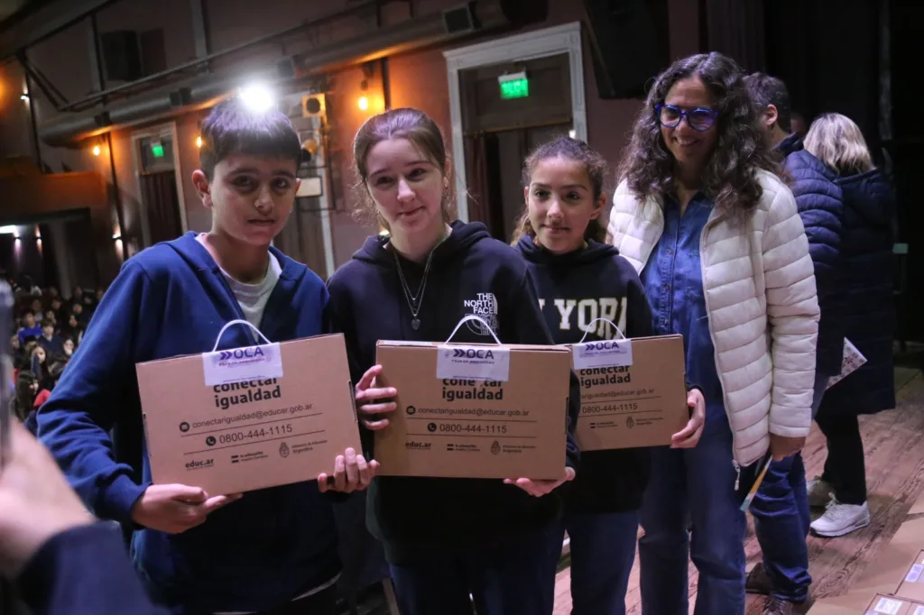 Conectar igualdad: alumnos de la escuela técnica y la secundaria n° 1 recibieron sus computadoras