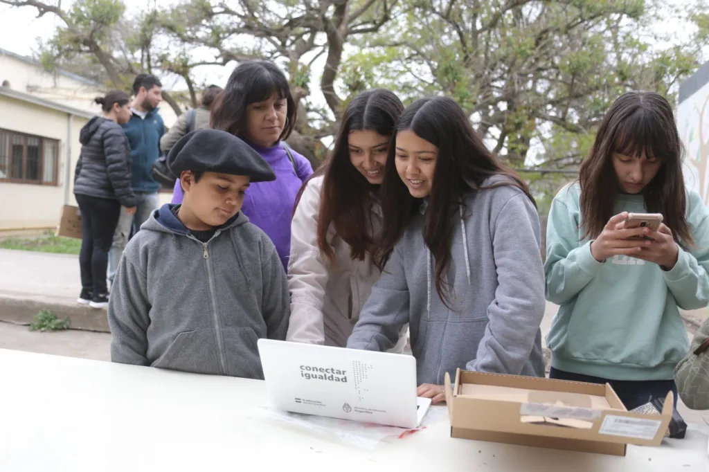 Entregan 112 netbooks a estudiantes gilenses 1