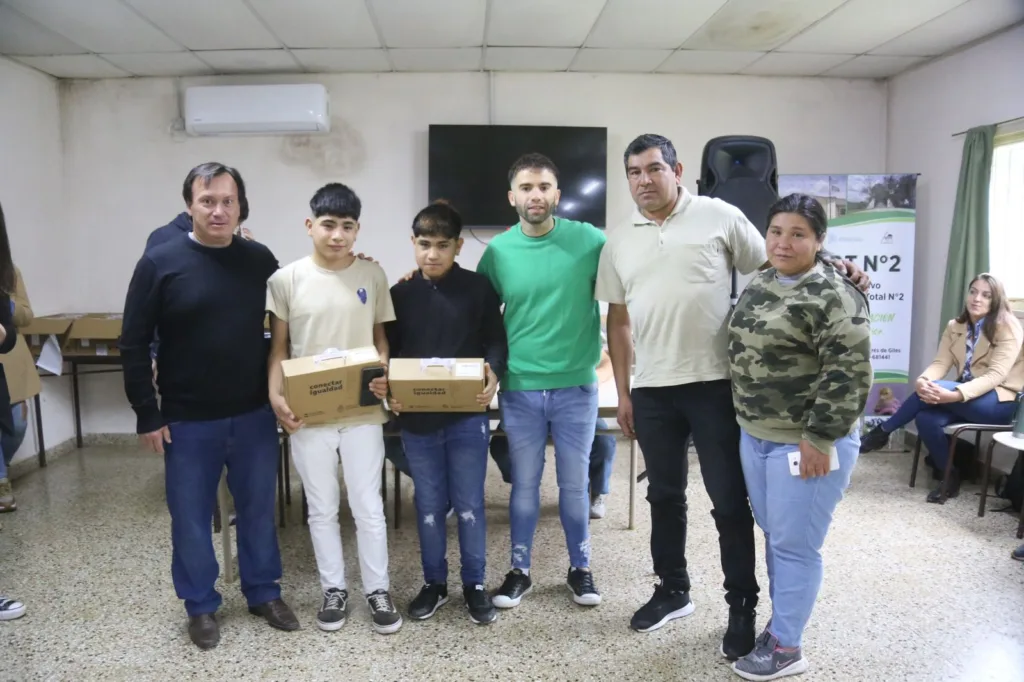 Entregan 112 netbooks a estudiantes gilenses