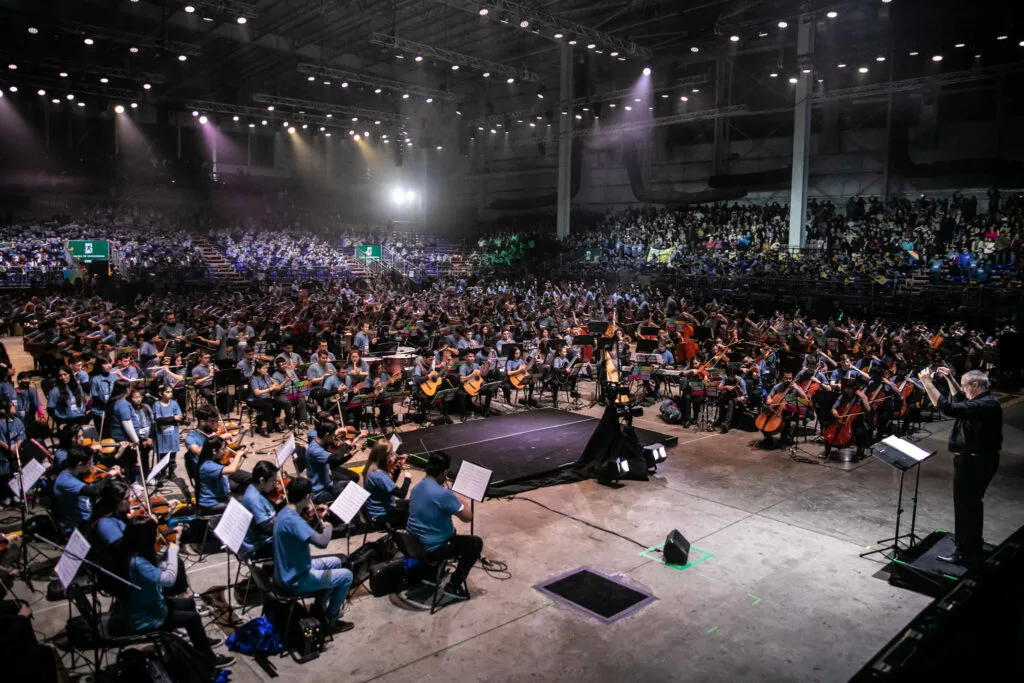Orquesta arroyos y sembraderos: los jóvenes reciben sus diplomas luego de brillar en tecnópolis