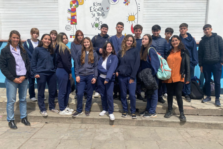 Los alumnos de 5to Sociales junto a sus docentes Daniela Dubois y Sofía Stupiello