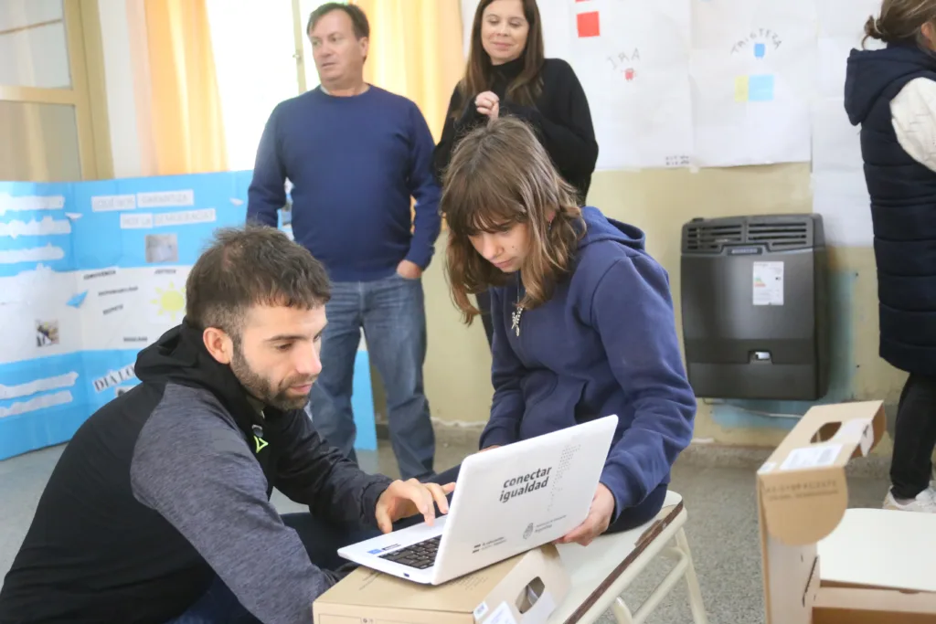Conectar igualdad: esta semana se entregan 225 computadoras para alumnos gilenses 1