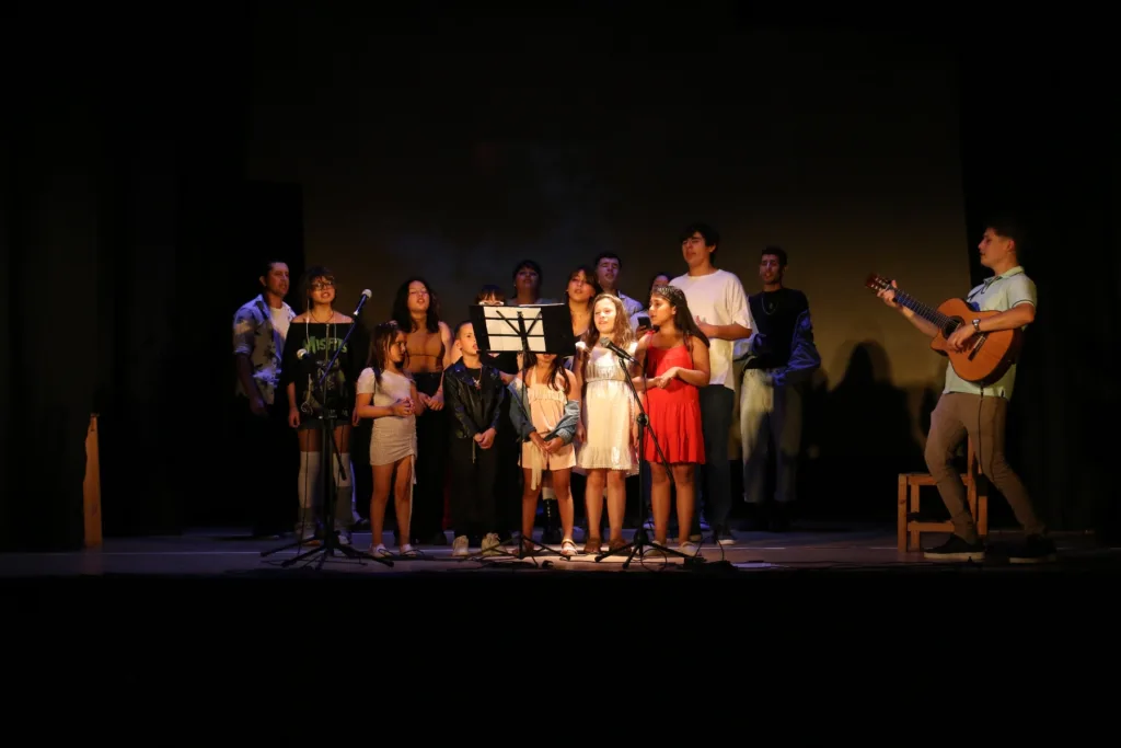 Los alumnos del taller de canto municipal brillaron en el centro de cultura