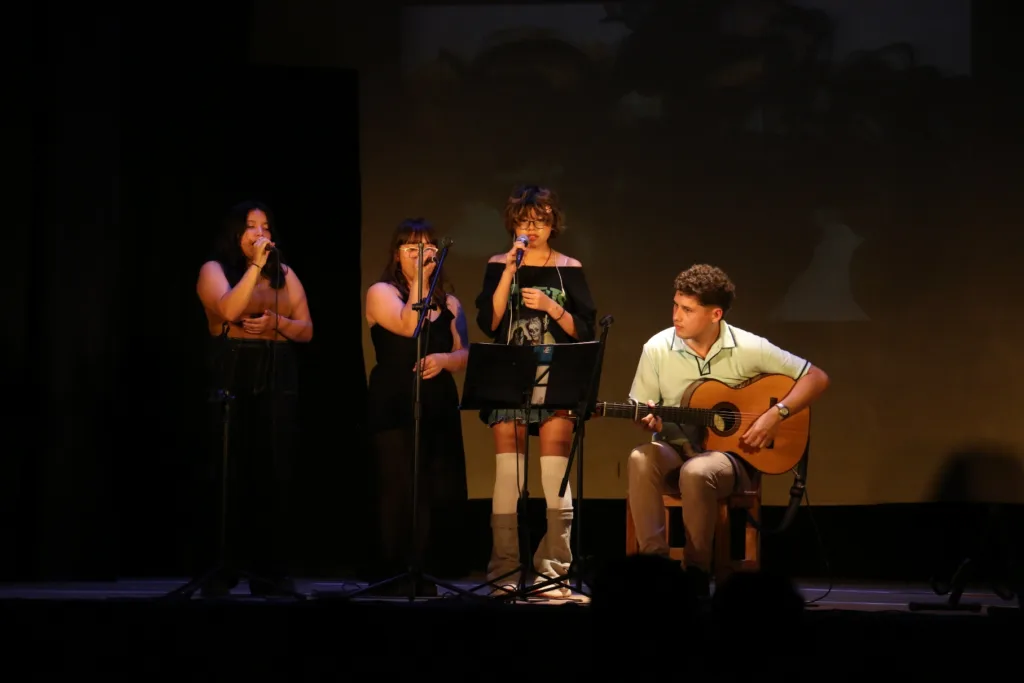 Los alumnos del taller de canto municipal brillaron en el centro de cultura 1