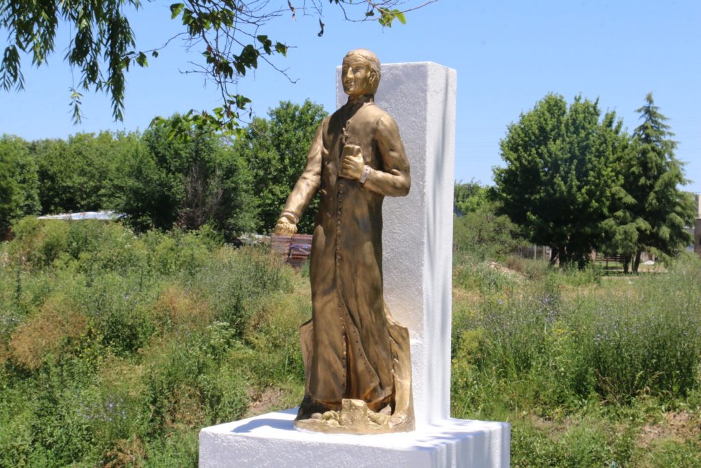 Presentaron una escultura en honor al presbítero vicente piñero