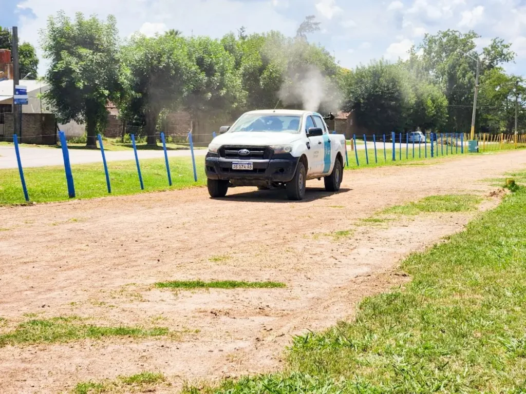 Agentes sanitarios recorren las calles ante el dengue